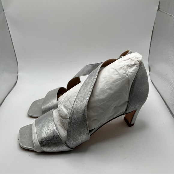 NWB Bernardo Womens Shoes Bernardo Camille Sandal Silver size 8M